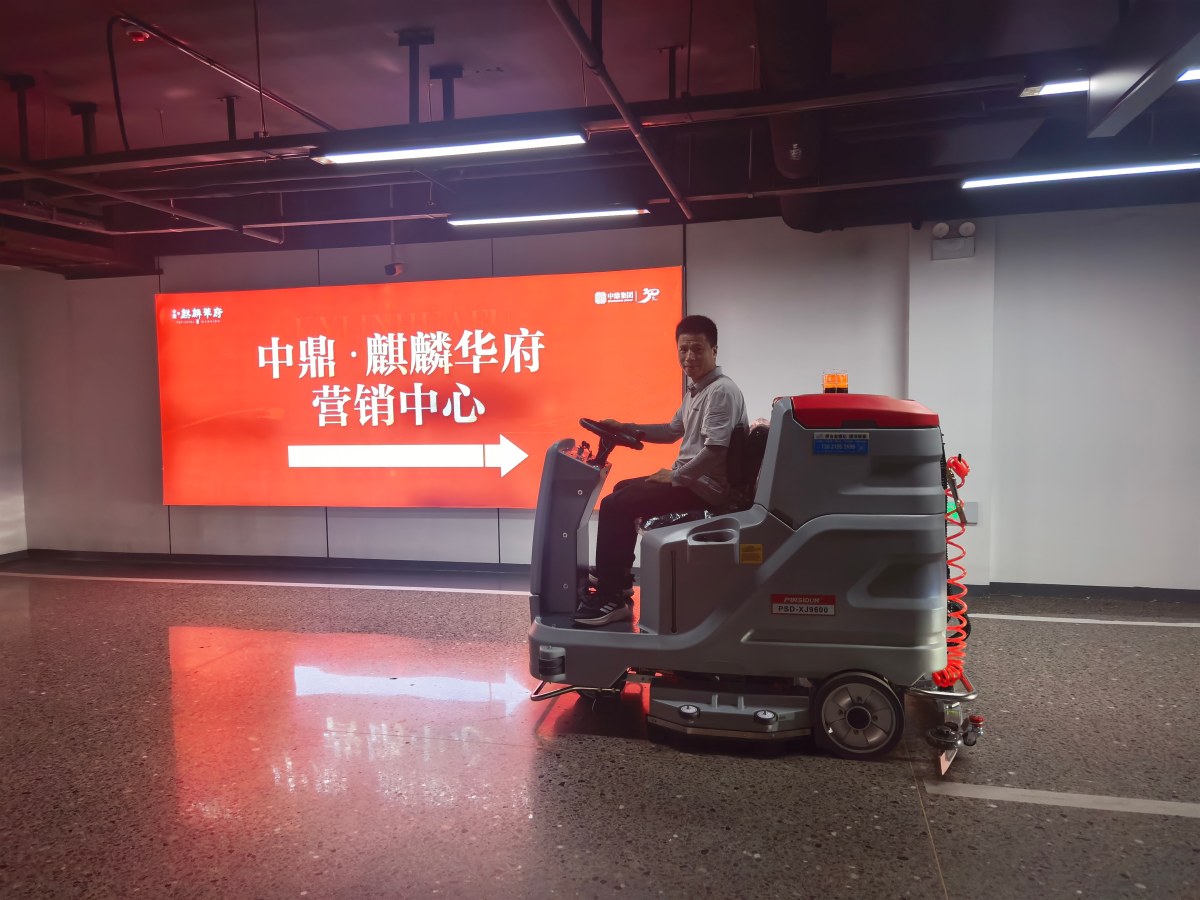 Industrial auto scrubber machine with strong suction