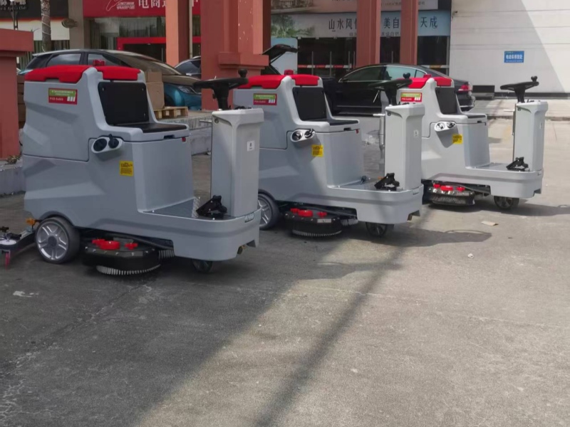 صيانة معدات التنظيف والعناية بها: خمسة مفاتيح لإطالة عمر منظفات الأرضيات من بينستون