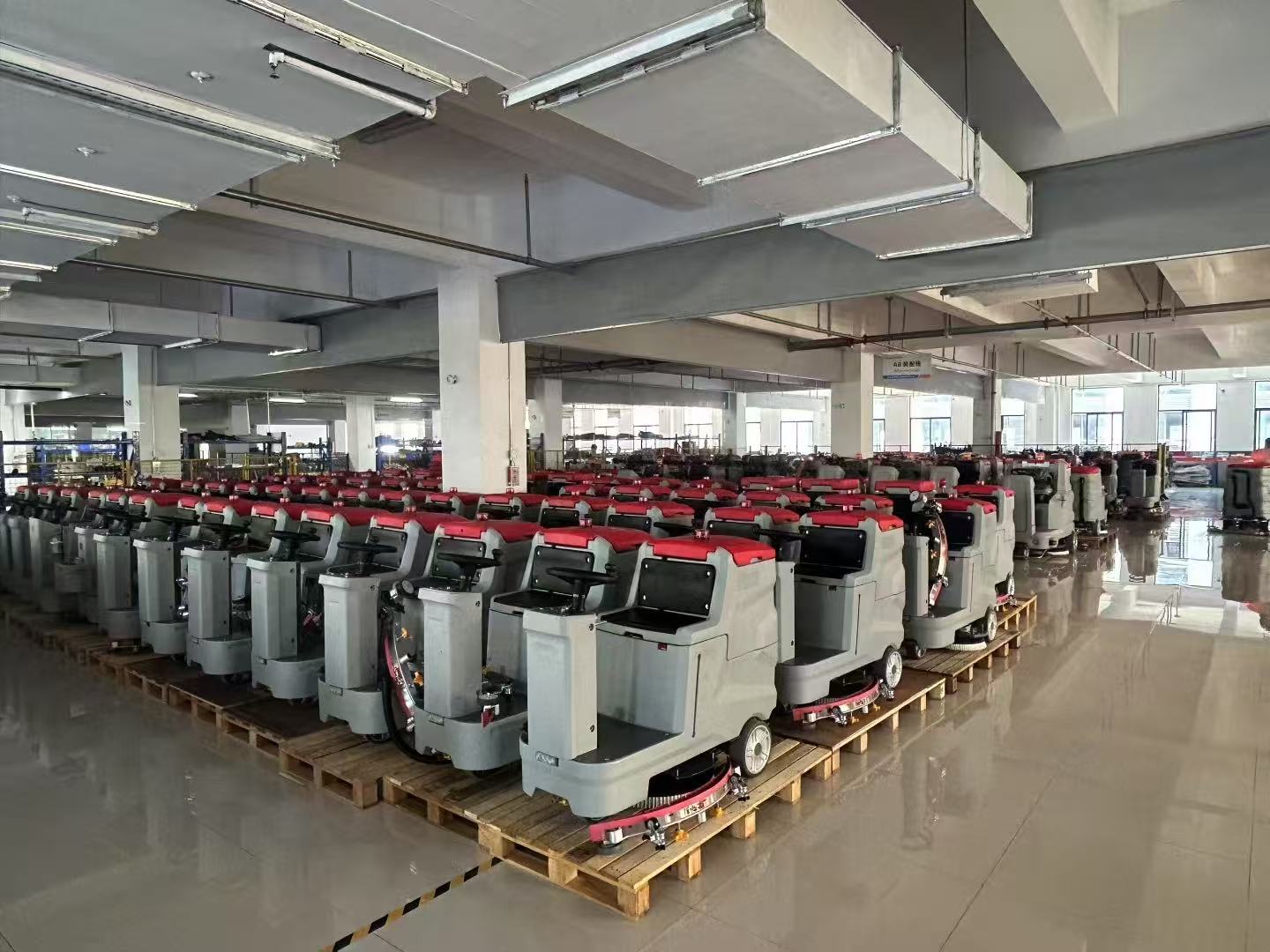 الفرق بين مكنسة الأرضيات اليدوية واليدوية